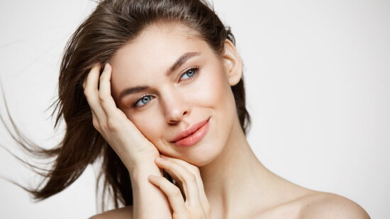 Pele com aparência saudável em destaque em pesquisas da Neutrogena, Aveeno e Rogaine sobre hidratação, proteção solar e acne, apresentadas na AAD 2026.